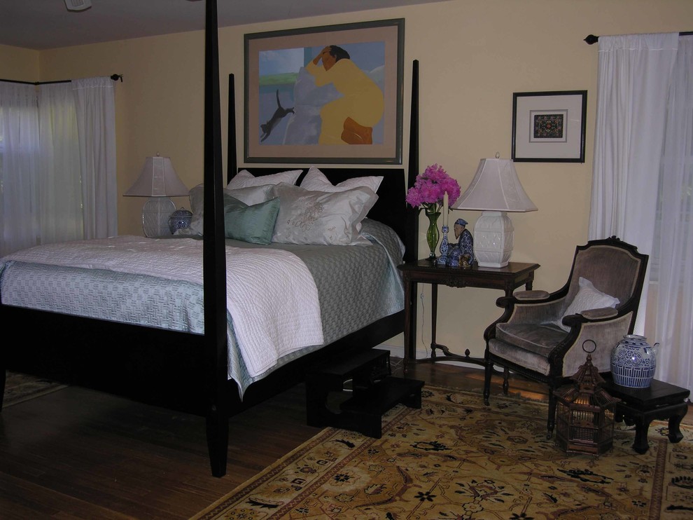 Пример оригинального дизайна: хозяйская спальня в стиле неоклассика (современная классика) с желтыми стенами и паркетным полом среднего тона