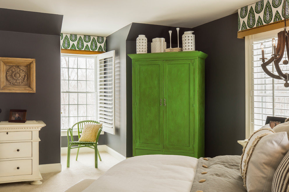 На фото: хозяйская спальня среднего размера в стиле фьюжн с синими стенами, ковровым покрытием и бежевым полом с