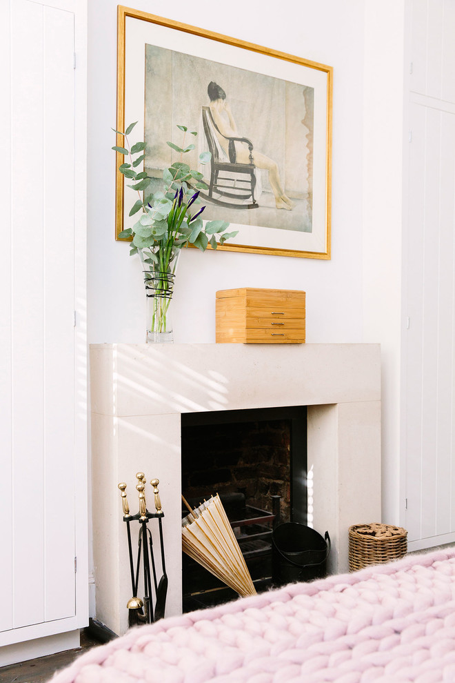 ロンドンにある中くらいなラスティックスタイルのおしゃれな主寝室 (白い壁、濃色無垢フローリング、標準型暖炉、石材の暖炉まわり、茶色い床) のレイアウト