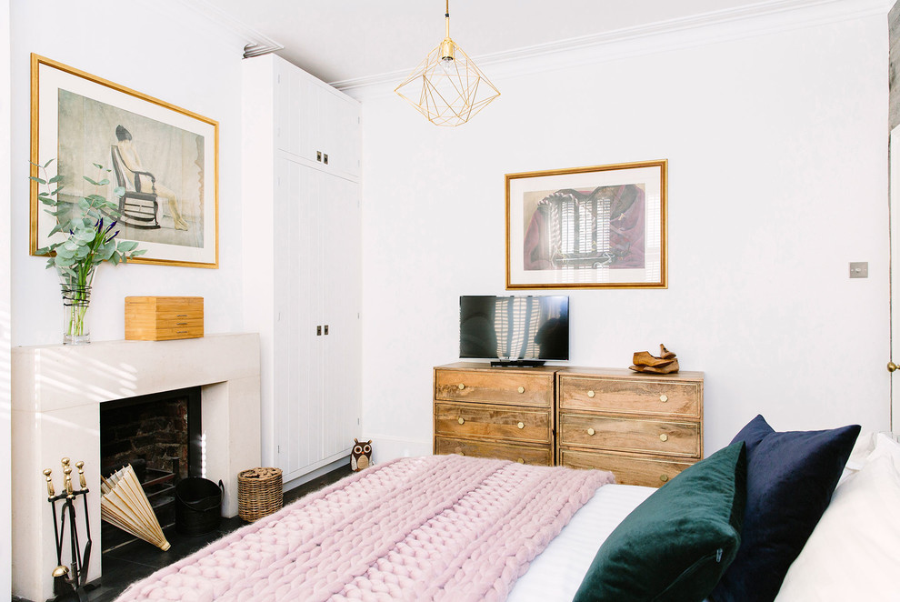 Aménagement d'une chambre parentale grise et rose montagne de taille moyenne avec un mur blanc, parquet foncé, une cheminée standard, un manteau de cheminée en pierre et un sol marron.