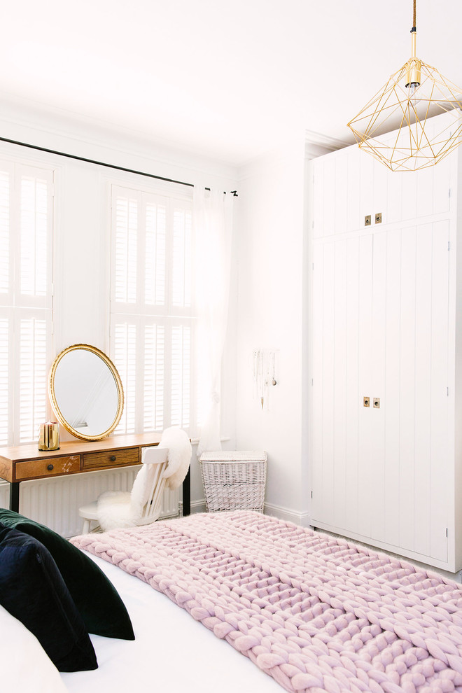 Inspiration pour une chambre parentale grise et rose chalet de taille moyenne avec un mur blanc, parquet foncé, une cheminée standard, un manteau de cheminée en pierre et un sol marron.