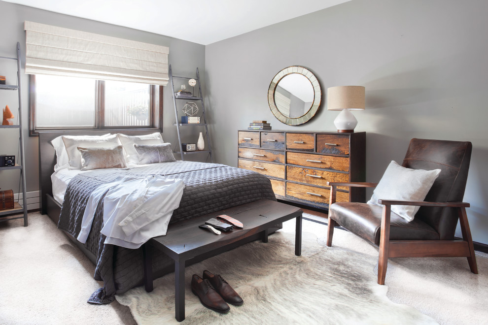 Imagen de dormitorio principal clásico renovado con paredes grises, moqueta y suelo beige
