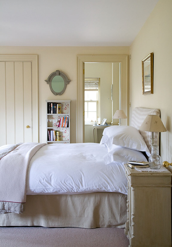 Example of a classic bedroom design in London