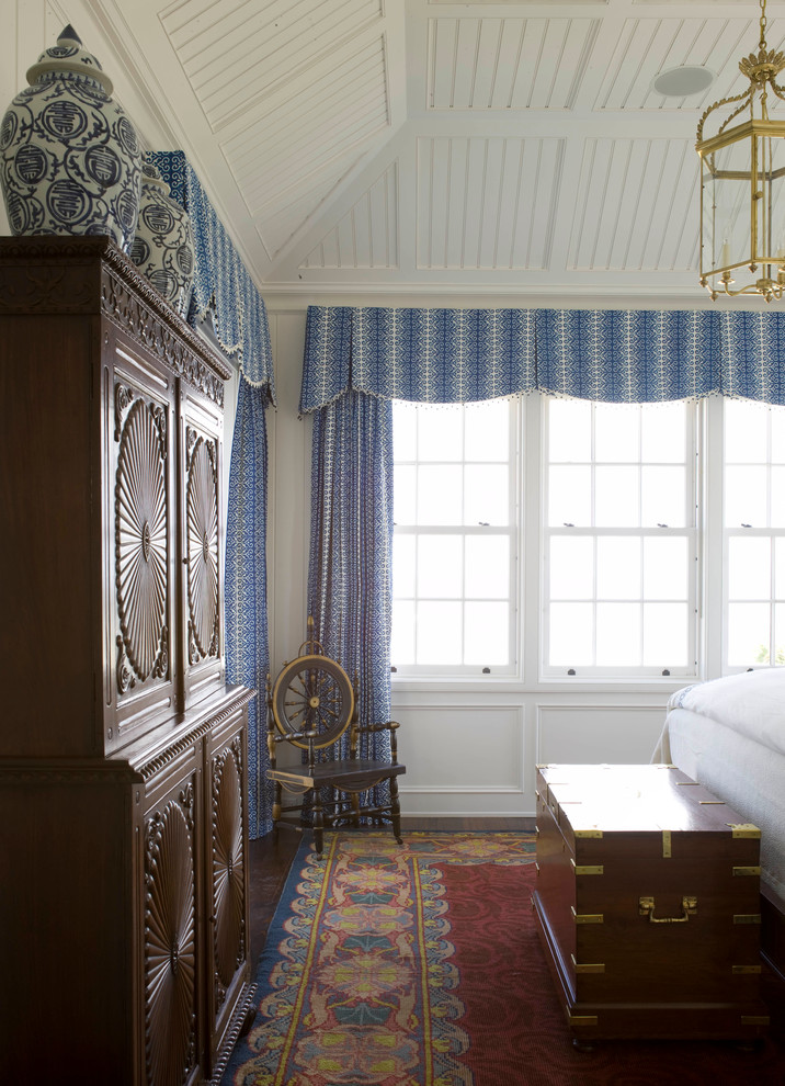 Ejemplo de habitación de invitados costera grande con paredes blancas