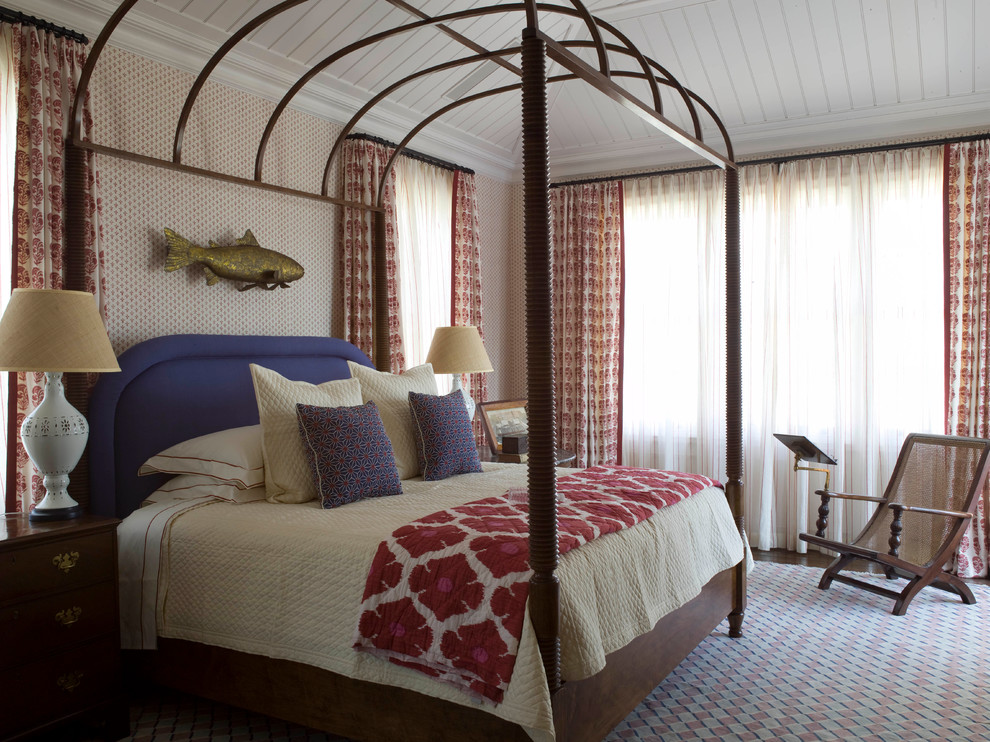 Modelo de dormitorio principal marinero grande con paredes multicolor y suelo de madera oscura