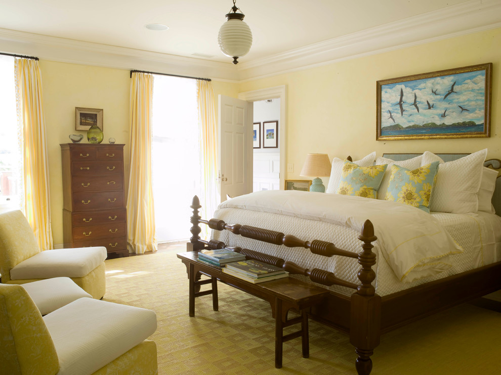 Imagen de dormitorio principal marinero grande con suelo de madera oscura y paredes amarillas