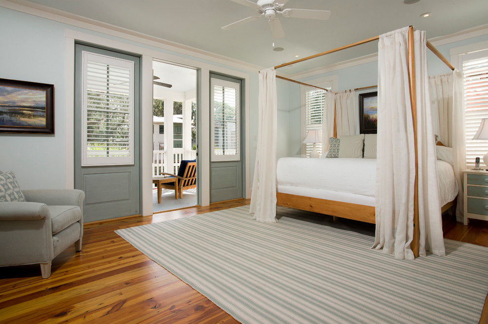 На фото: спальня в морском стиле с синими стенами и паркетным полом среднего тона