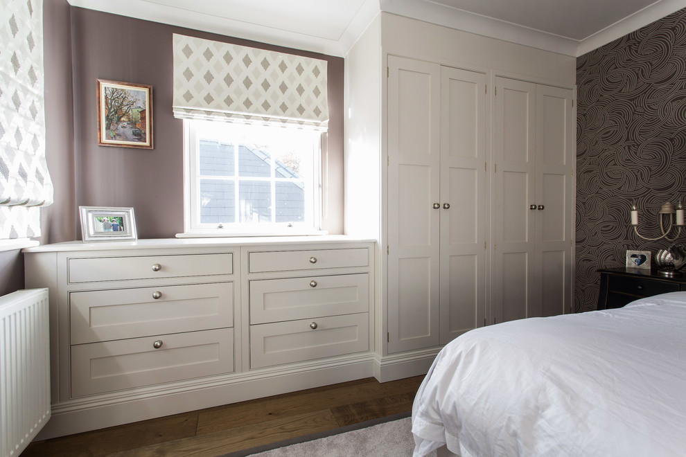 Ejemplo de dormitorio principal actual de tamaño medio con paredes marrones y suelo de madera en tonos medios
