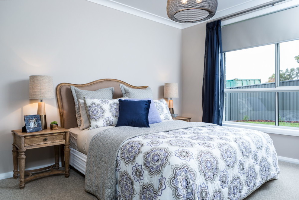 メルボルンにある中くらいなトラディショナルスタイルのおしゃれな主寝室 (カーペット敷き、グレーの壁、青いカーテン) のインテリア