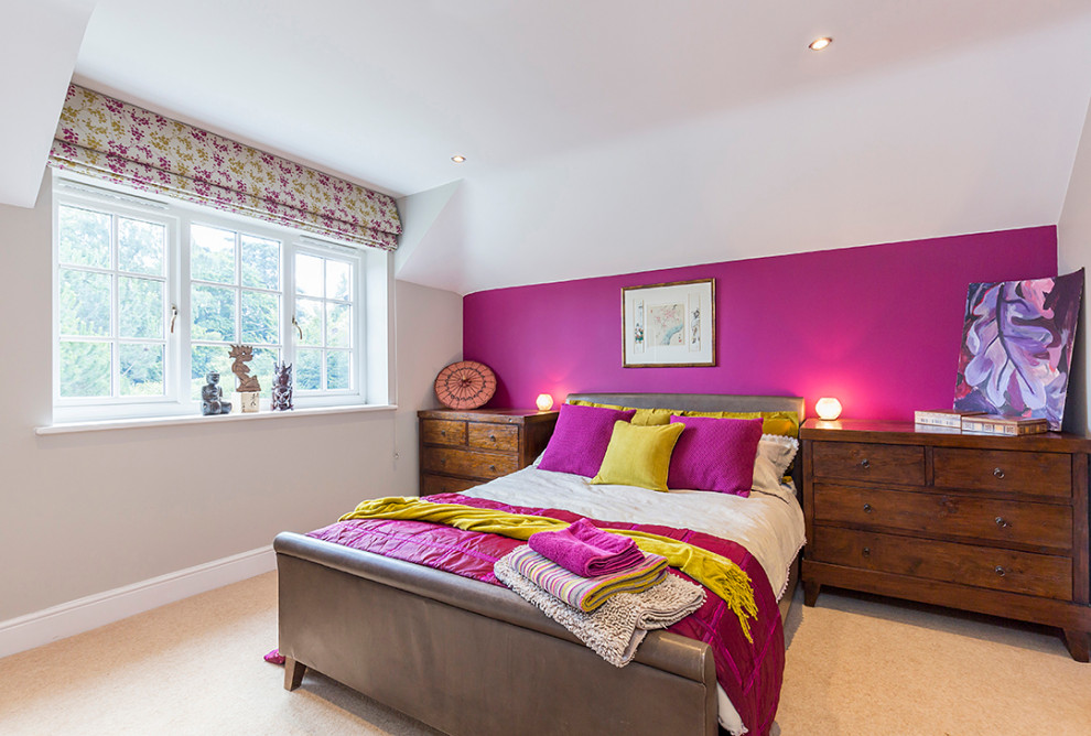 Пример оригинального дизайна: гостевая спальня среднего размера, (комната для гостей) в современном стиле с розовыми стенами и ковровым покрытием