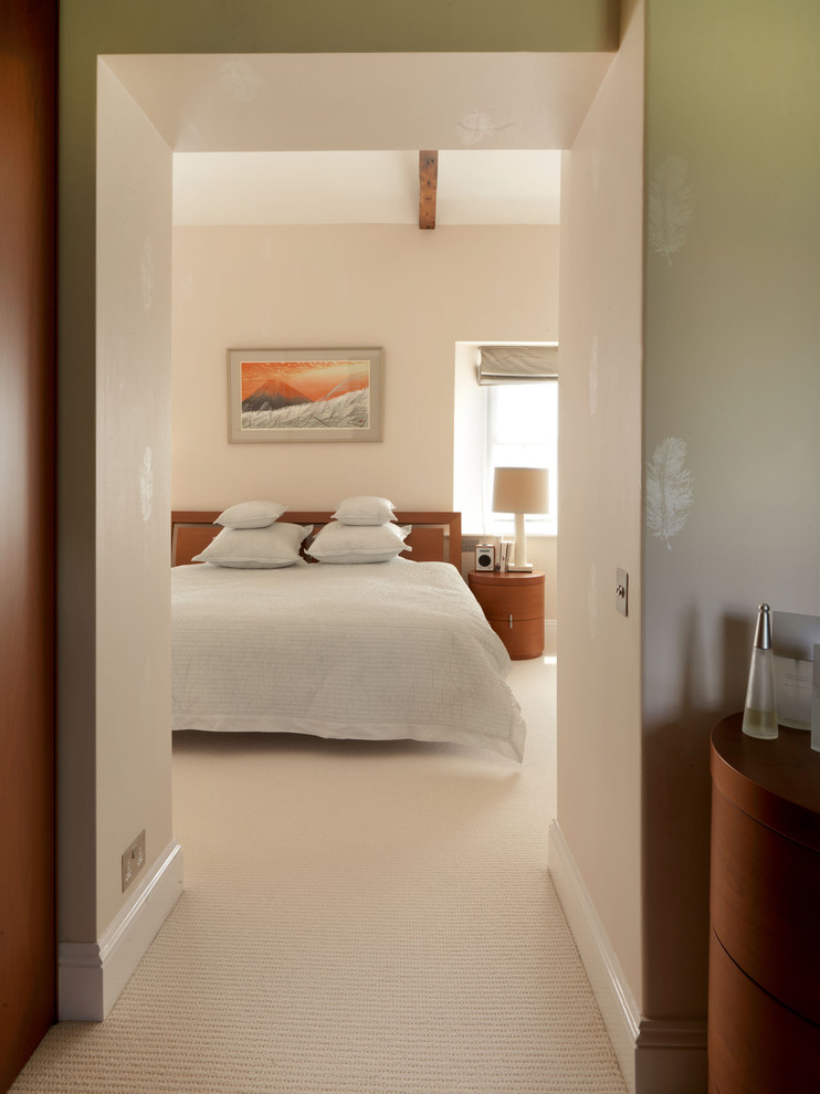 Idées déco pour une chambre avec moquette contemporaine avec un mur beige.