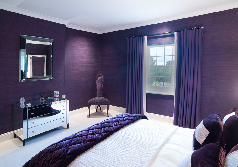 На фото: большая гостевая спальня (комната для гостей) в современном стиле с серыми стенами с