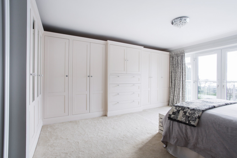 Aménagement d'une chambre classique de taille moyenne avec un mur gris, aucune cheminée et un sol beige.