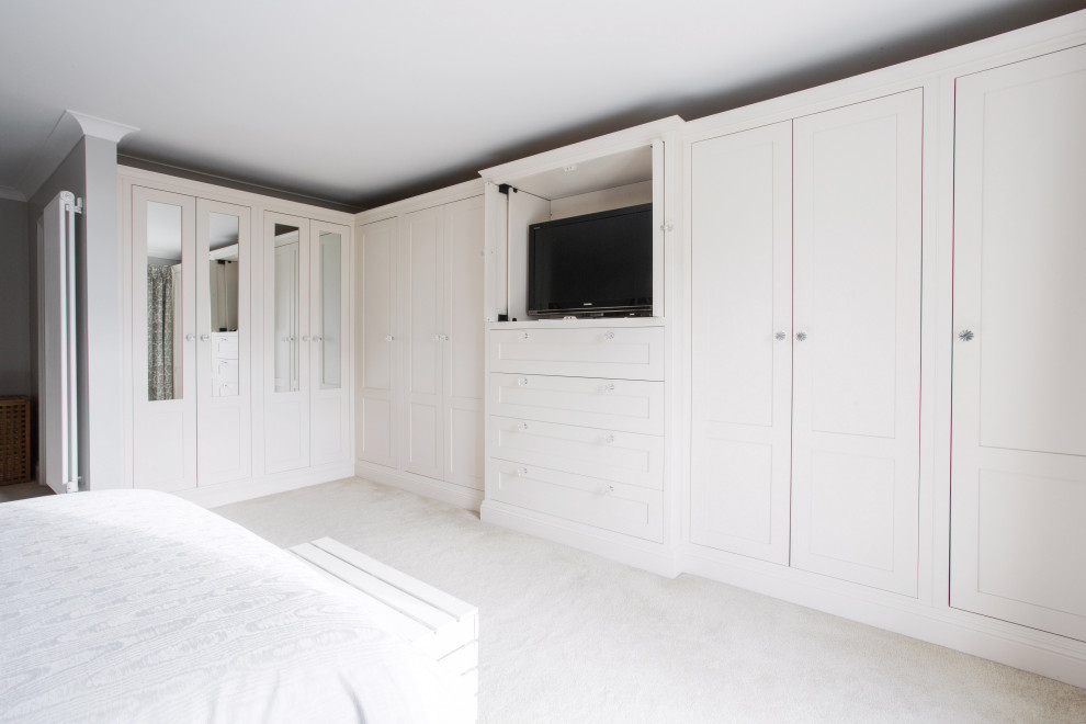 Cette photo montre une chambre chic de taille moyenne avec un mur gris, aucune cheminée et un sol beige.
