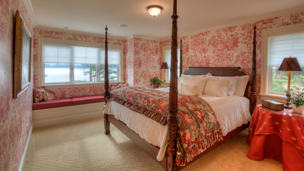 Ispirazione per una camera da letto tradizionale con pareti rosse e moquette