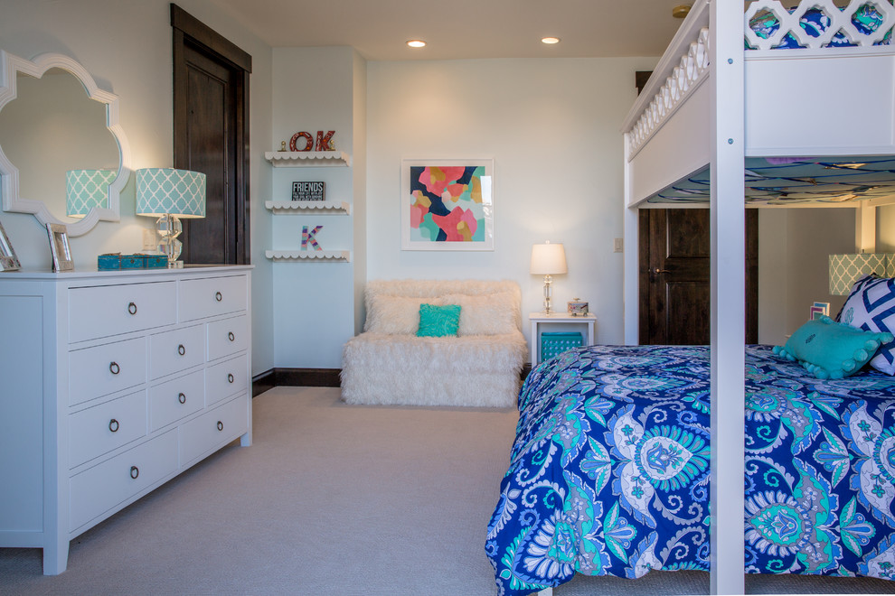 На фото: гостевая спальня среднего размера, (комната для гостей) в классическом стиле с синими стенами, ковровым покрытием и бежевым полом