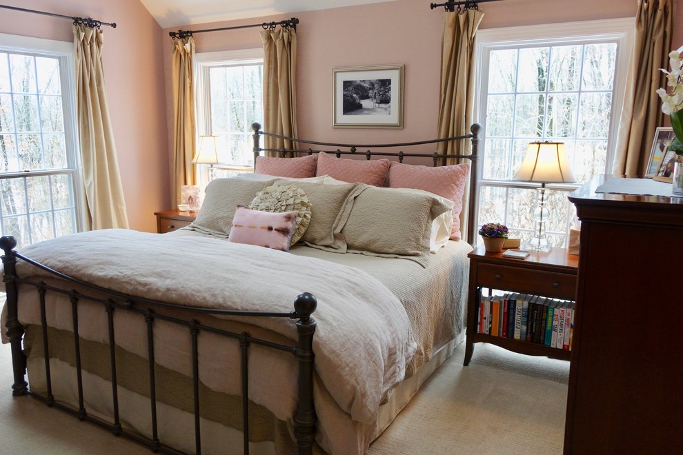 Foto de dormitorio principal clásico grande con paredes rosas, moqueta y suelo beige
