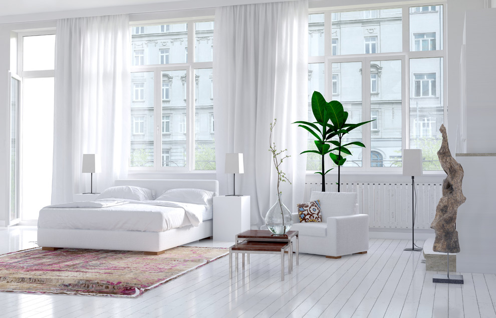 マイアミにある広い北欧スタイルのおしゃれな主寝室 (白い壁、塗装フローリング、標準型暖炉、漆喰の暖炉まわり、白い床)