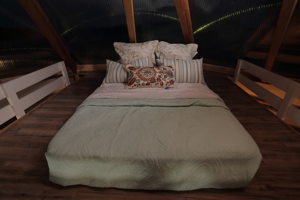 Foto di una piccola camera da letto stile loft country con parquet chiaro
