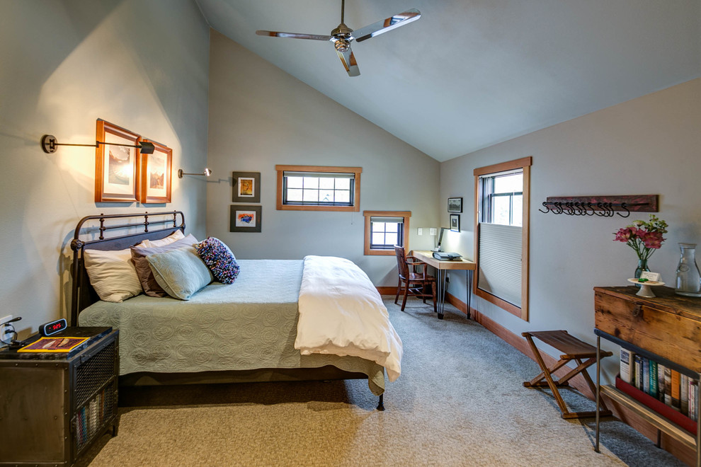 Imagen de habitación de invitados de estilo americano grande con paredes beige, moqueta y suelo beige