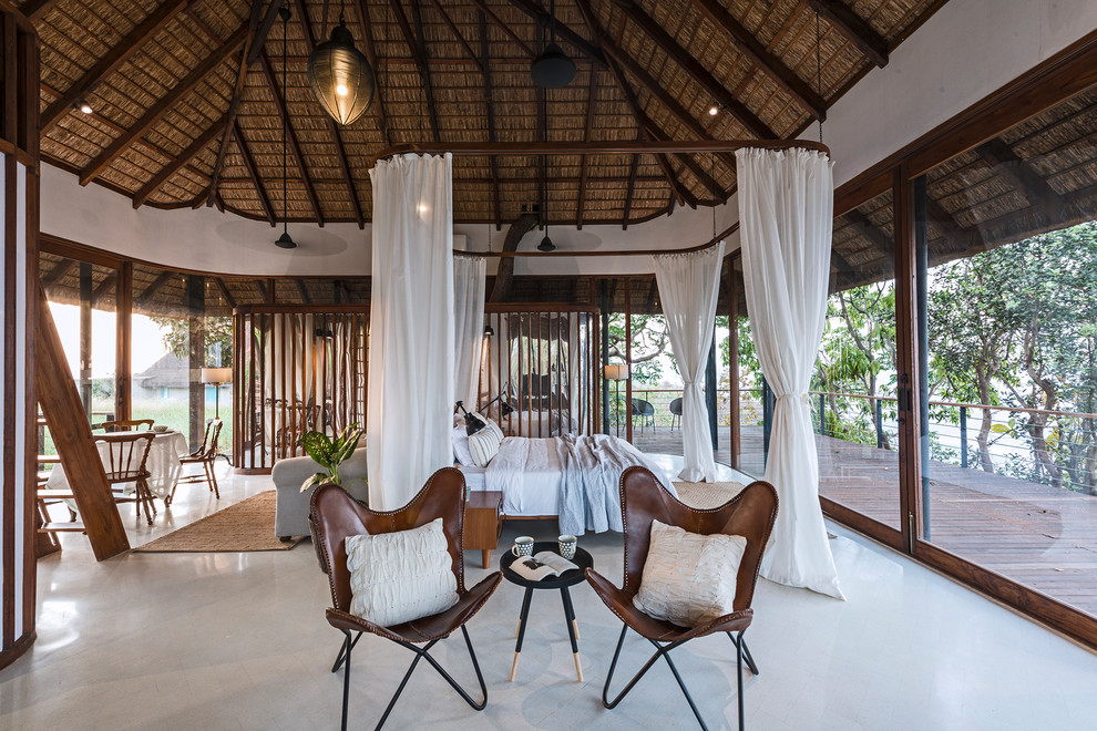 Idee per una camera da letto tropicale con pavimento bianco