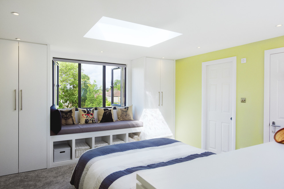Modernes Hauptschlafzimmer mit grüner Wandfarbe in London