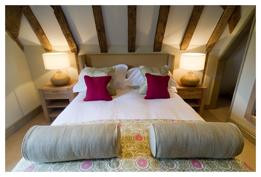 Ispirazione per una camera degli ospiti country di medie dimensioni con pareti beige e moquette