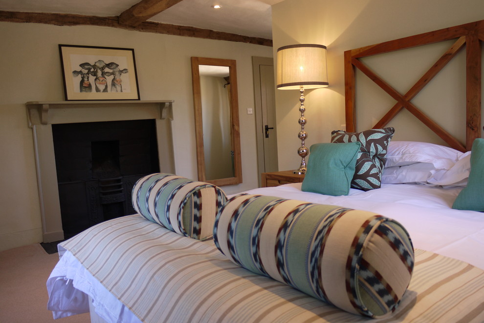 Mittelgroßes Country Gästezimmer mit beiger Wandfarbe und Teppichboden in Hampshire
