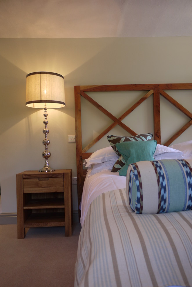 Diseño de habitación de invitados de estilo de casa de campo de tamaño medio con paredes beige y moqueta