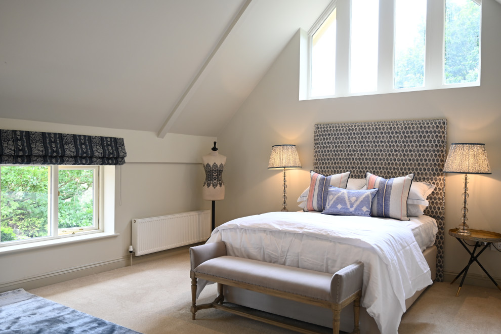 Aménagement d'une chambre classique avec un mur blanc, un sol beige et un plafond voûté.