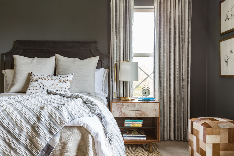 Diseño de dormitorio principal clásico renovado con paredes grises, moqueta y suelo beige