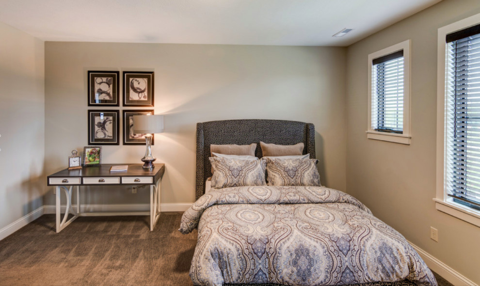 Foto de dormitorio principal clásico renovado de tamaño medio sin chimenea con paredes beige, moqueta y suelo beige