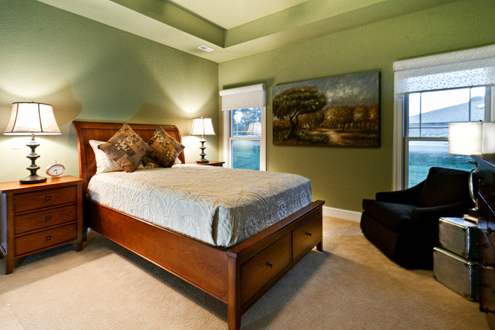 Идея дизайна: спальня среднего размера в стиле кантри с зелеными стенами и ковровым покрытием без камина