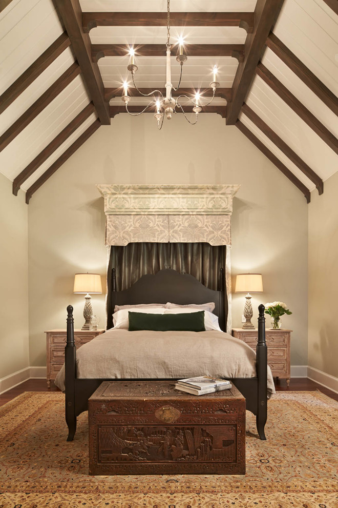 Ispirazione per una camera da letto classica con pareti beige e parquet scuro