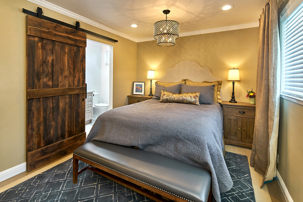 На фото: хозяйская спальня среднего размера в стиле рустика с желтыми стенами и паркетным полом среднего тона без камина