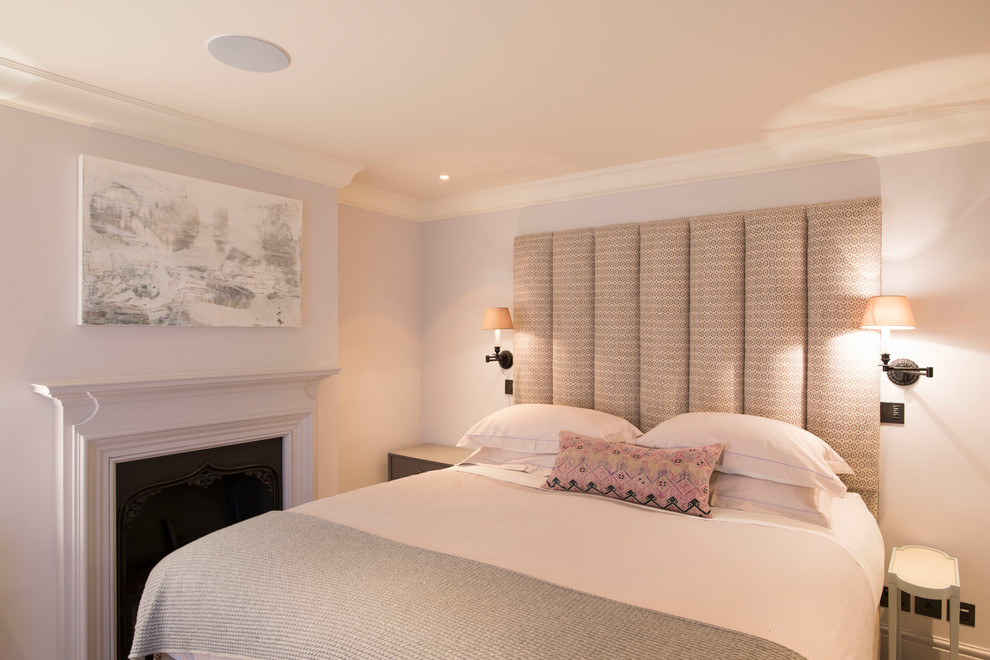 Foto di una piccola camera da letto chic con pareti viola