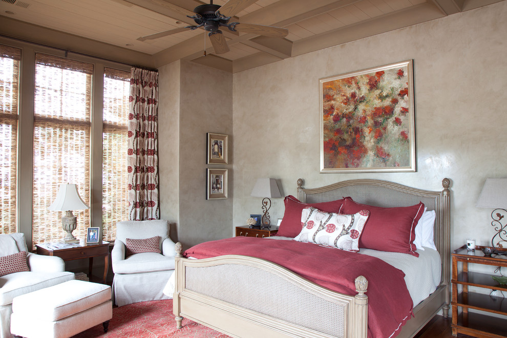 Immagine di una camera degli ospiti tradizionale con pareti beige e pavimento in legno massello medio