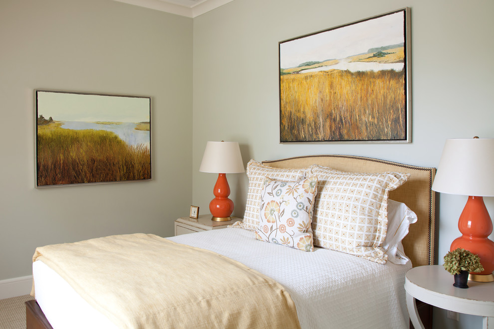 Esempio di una camera degli ospiti chic con pareti beige e pavimento in legno massello medio