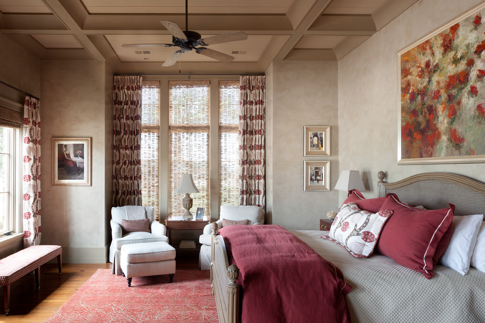 Exemple d'une chambre d'amis grise et rose chic avec un mur beige et un sol en bois brun.
