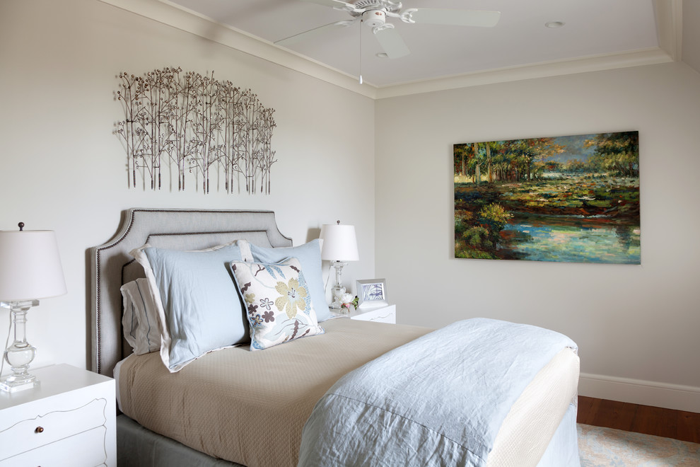 Esempio di una camera degli ospiti classica con pareti beige e pavimento in legno massello medio