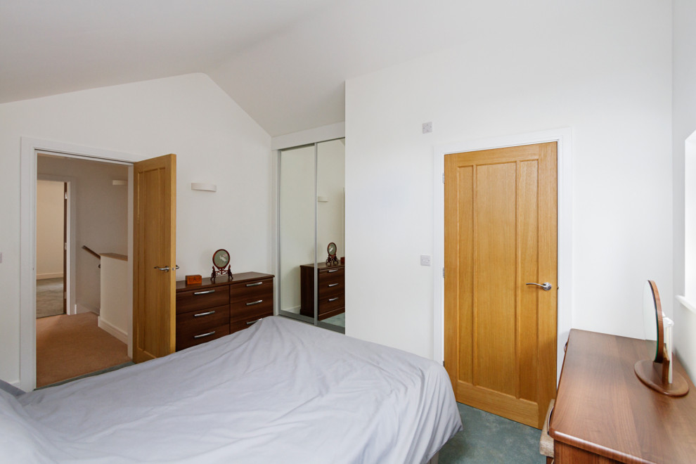 Idee per una camera degli ospiti minimalista di medie dimensioni con pareti beige, moquette, pavimento grigio e soffitto a volta