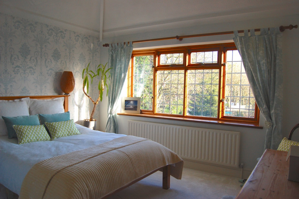 Источник вдохновения для домашнего уюта: гостевая спальня среднего размера, (комната для гостей) в морском стиле с синими стенами, ковровым покрытием и белым полом