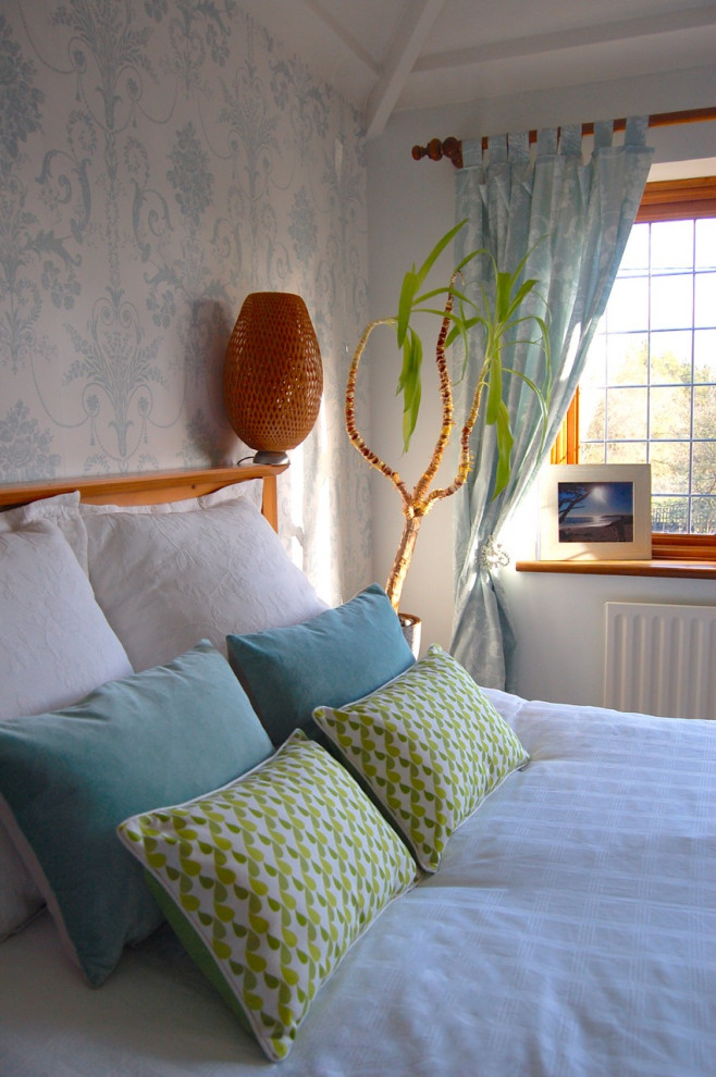 На фото: гостевая спальня среднего размера, (комната для гостей) в морском стиле с синими стенами, ковровым покрытием и белым полом с