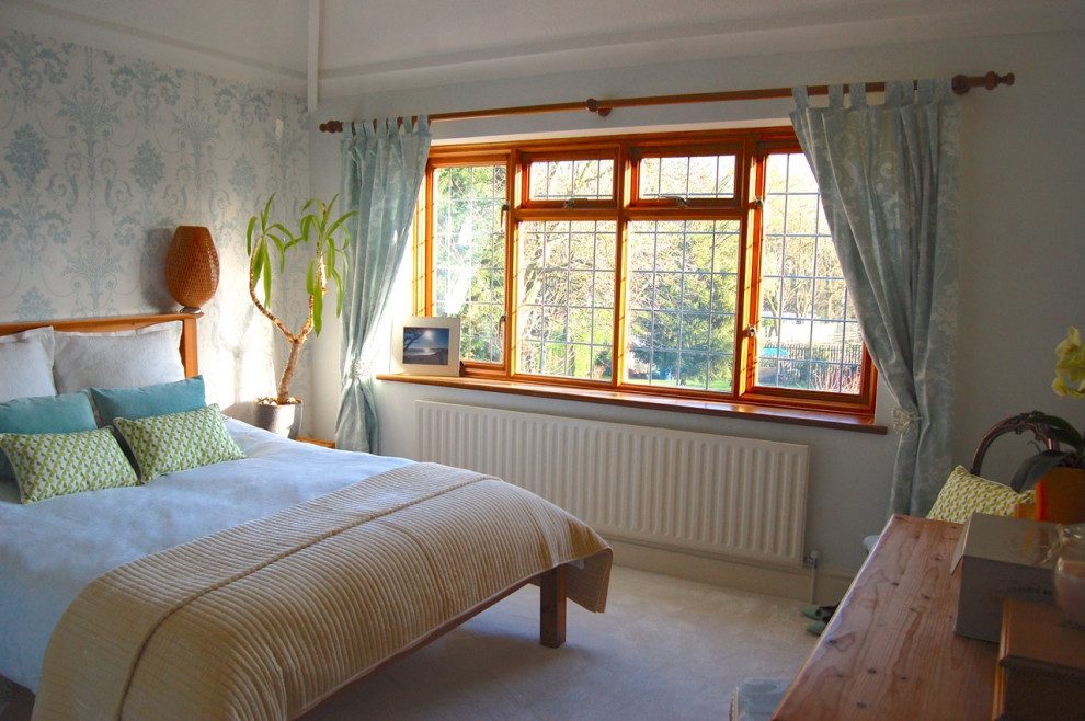 Mittelgroßes Maritimes Gästezimmer mit blauer Wandfarbe, Teppichboden und weißem Boden in Gloucestershire