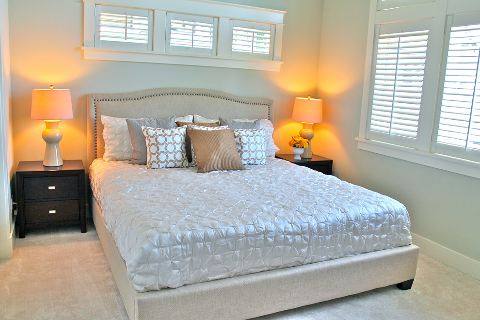 Diseño de dormitorio principal tradicional renovado extra grande con paredes azules y moqueta