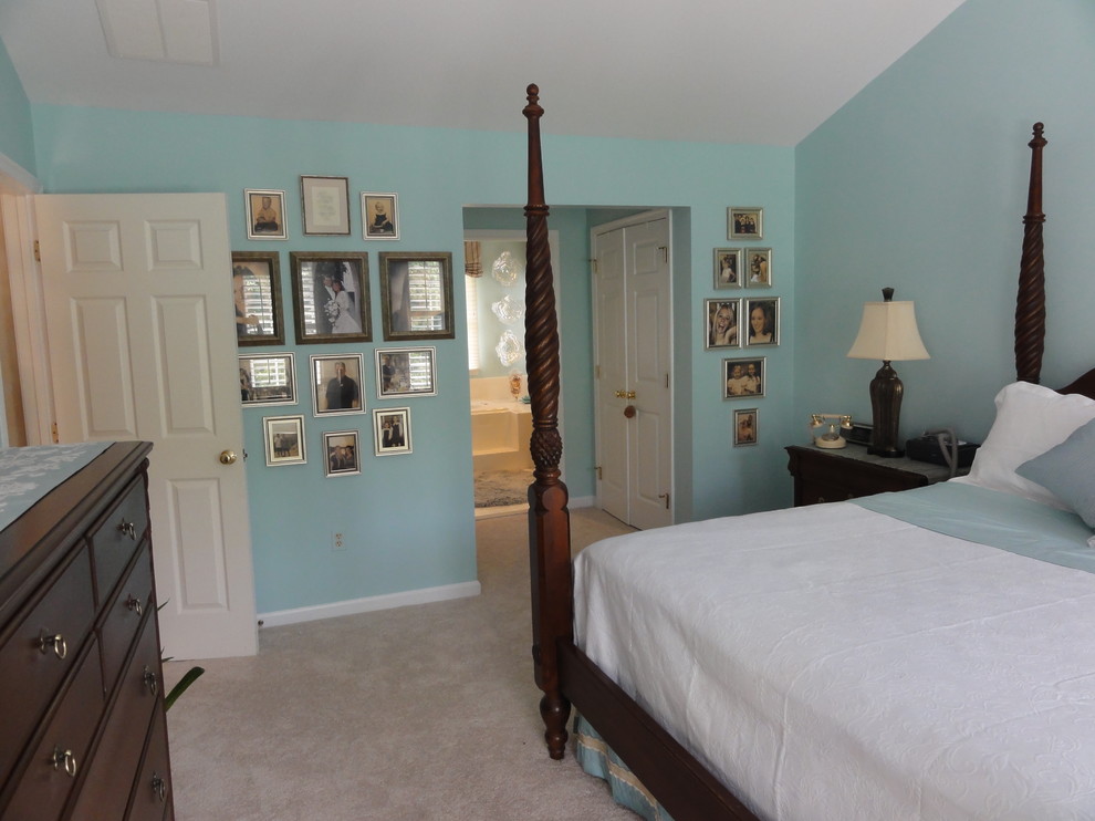 Cette photo montre une chambre chic de taille moyenne avec un mur bleu et aucune cheminée.