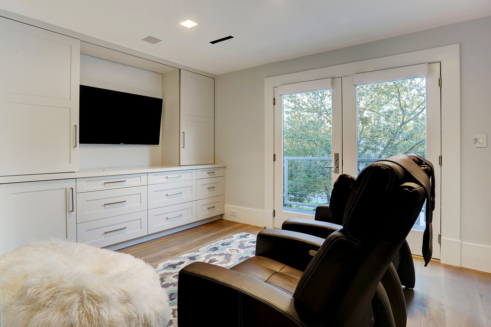 Источник вдохновения для домашнего уюта: большая хозяйская спальня в стиле неоклассика (современная классика) с серыми стенами и паркетным полом среднего тона без камина