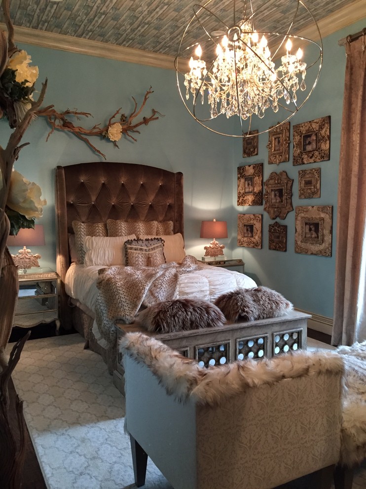 Источник вдохновения для домашнего уюта: спальня в стиле фьюжн с синими стенами и темным паркетным полом