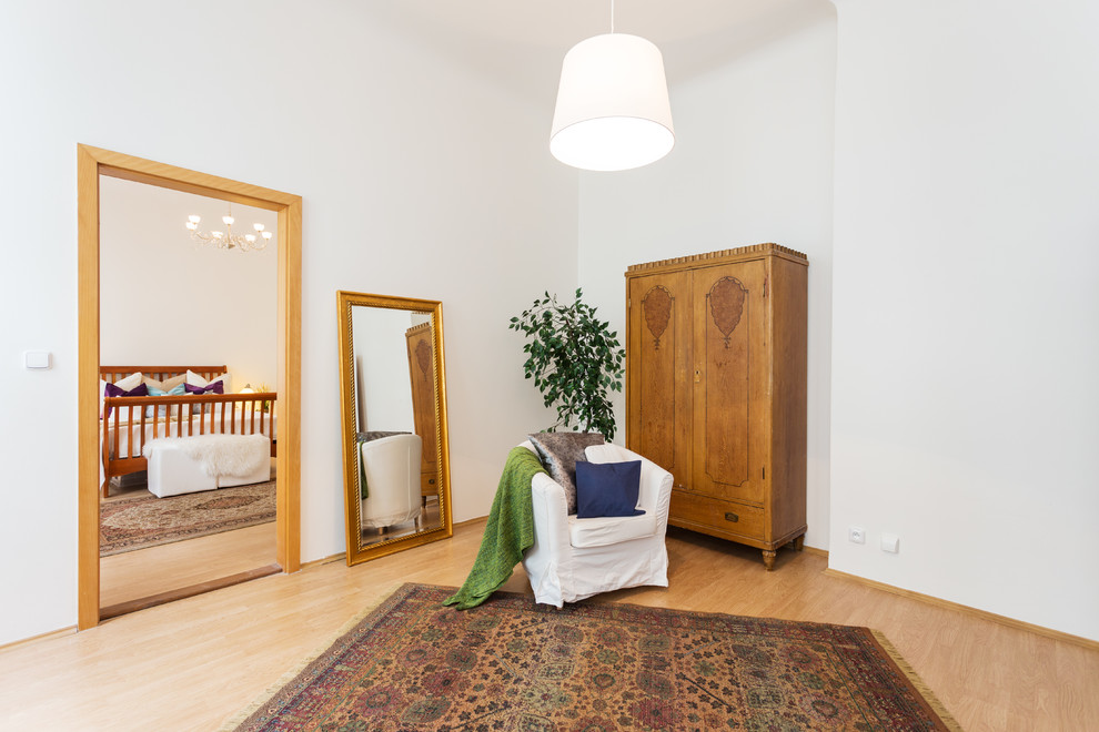 Mittelgroßes Klassisches Gästezimmer ohne Kamin mit weißer Wandfarbe und Sperrholzboden in Sonstige