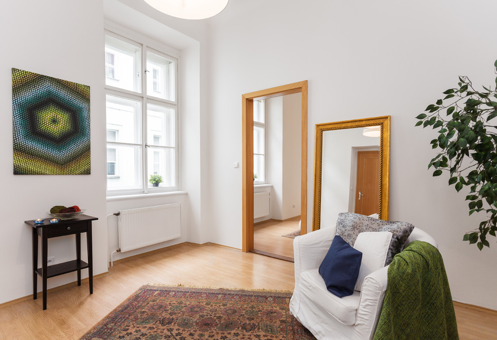 Стильный дизайн: гостевая спальня среднего размера, (комната для гостей) в классическом стиле с белыми стенами и полом из фанеры без камина - последний тренд